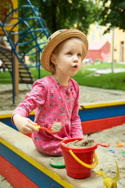 Παιδιού σε παιδική χαρά στο πάρκο καλοκαίρι — Φωτογραφία Αρχείου