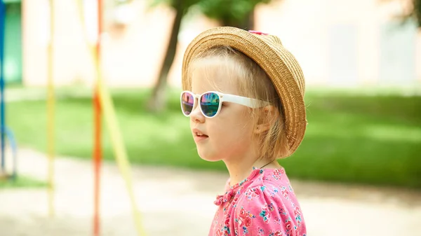 Mode portret van meisje kind. zonnebril. — Stockfoto
