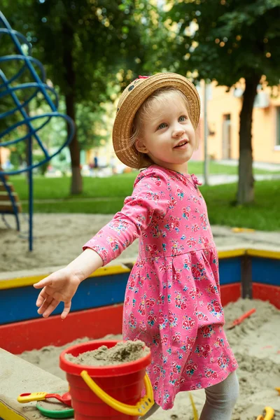 Barn på lekplatsen i sommaren park — Stockfoto