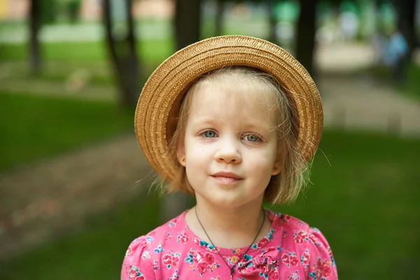 Menina bonito garoto usando chapéu ao ar livre — Fotografia de Stock