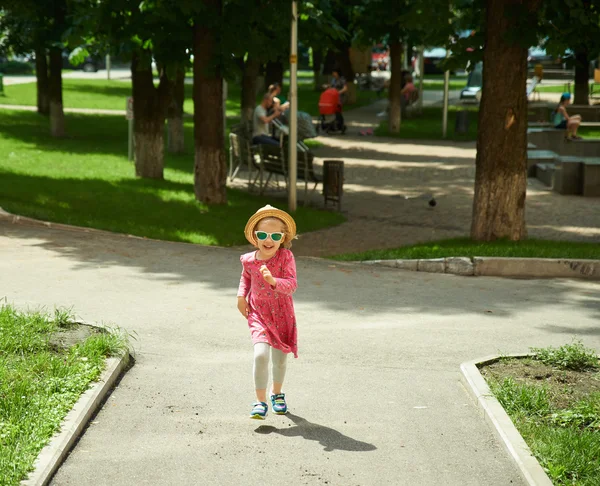 公園を走っている幸せのかわいい女の子。幸福. — ストック写真