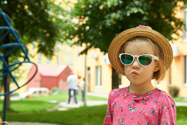 Ritratto di una bambina triste — Foto Stock