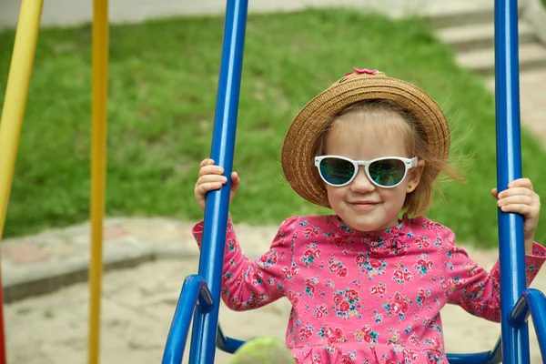 Retrato de moda de menina criança. Óculos de sol . — Fotografia de Stock