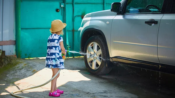 Little girl helps her parents to wash the car — Stock Photo, Image