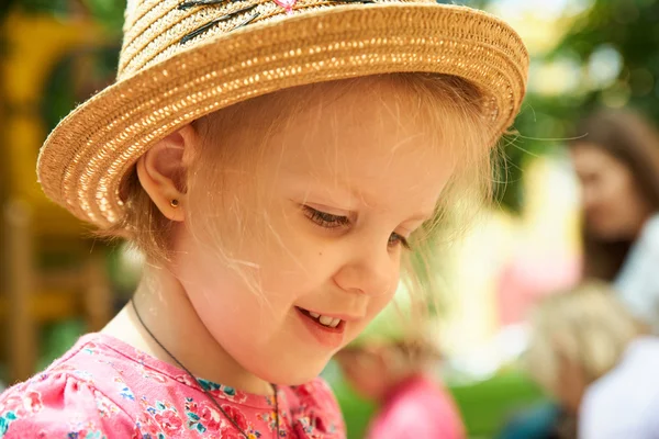 Preschool meisje in stro hoed — Stockfoto