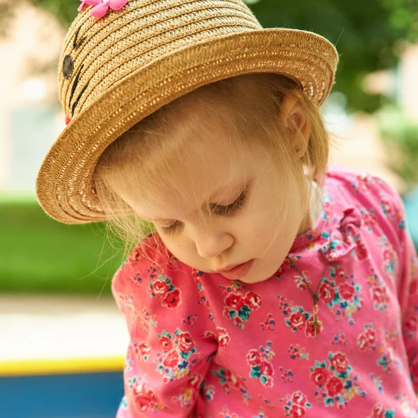 Portret van een verdrietig klein meisje — Stockfoto