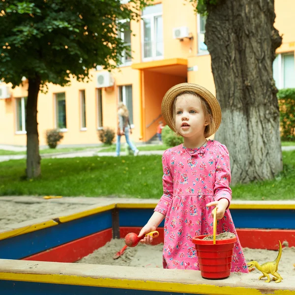 夏の公園の遊び場で子供 — ストック写真