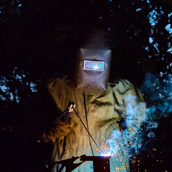 Welder worker welding metal by electrode — Stock Photo, Image