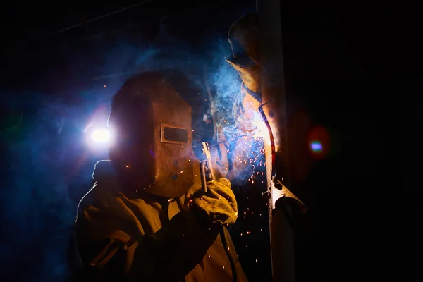 Welder worker welding metal by electrode — Stock Photo, Image