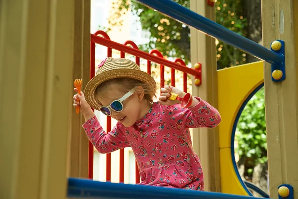 Porträtt av skrattande liten flicka i stawn hatt — Stockfoto