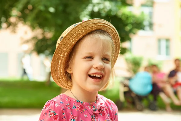 Menina pré-escolar em chapéu de palha — Fotografia de Stock
