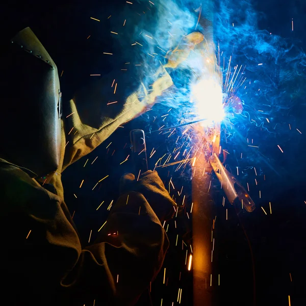 Welder worker welding metal by electrode — Stock Photo, Image