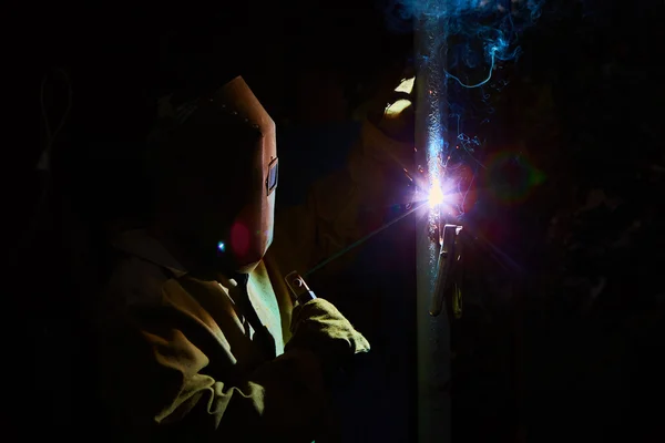 Soldador trabalhador soldagem de metal por eletrodo — Fotografia de Stock