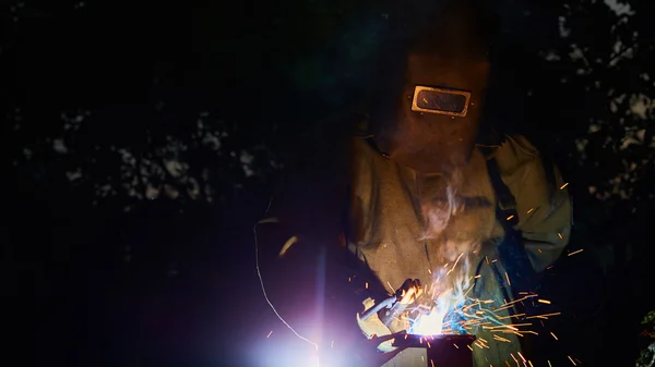 Welder worker welding metal by electrode — Stock Photo, Image