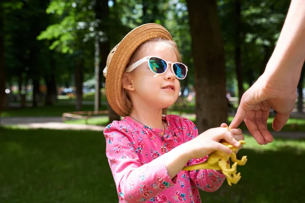 Peuter meisje vasthouden hand met haar moeder buiten — Stockfoto