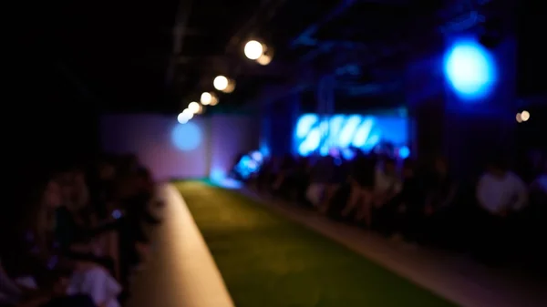 Fashion runway onscherp, achtergrond wazig. — Stockfoto