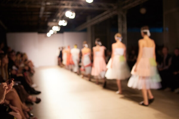 Модная подиум не в фокусе. Размытый фон
