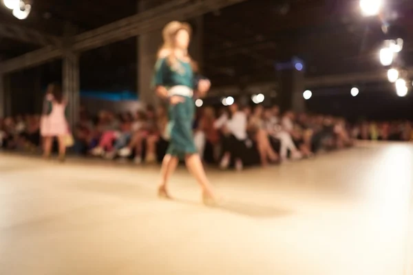 Pasarela de moda fuera de foco. El fondo borroso — Foto de Stock