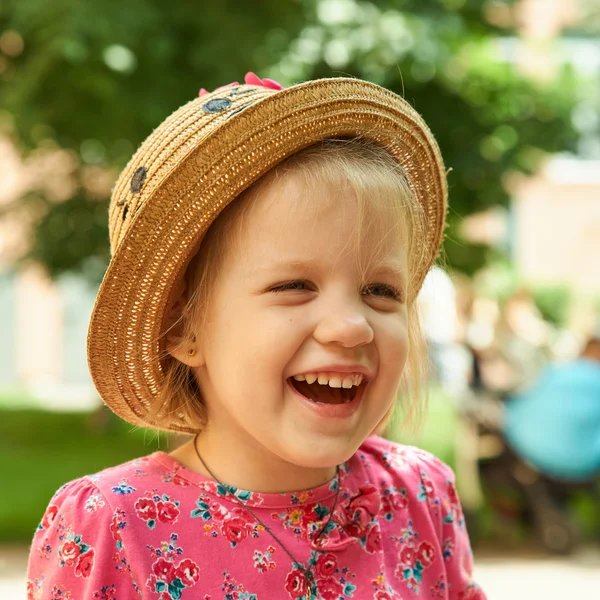 Дошкільна дівчина в солом'яному капелюсі — стокове фото