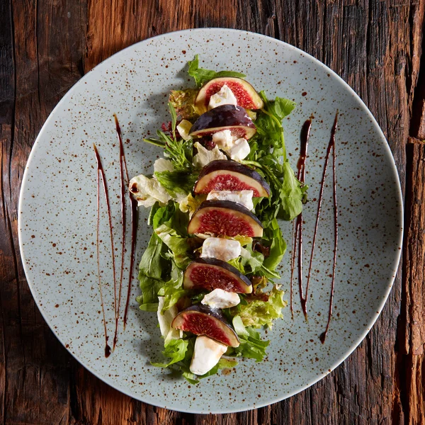 Fig, Goat cheese and rocket salad — Stock Photo, Image