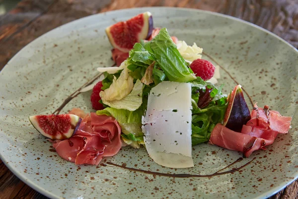 Fresh salad with figs, prosciutto and goat cheese — Stock Photo, Image