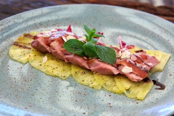 Solomillo de cerdo con piña — Foto de Stock