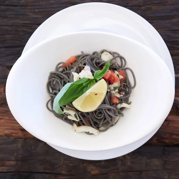 黒いエビとムール貝のスパゲッティ — ストック写真