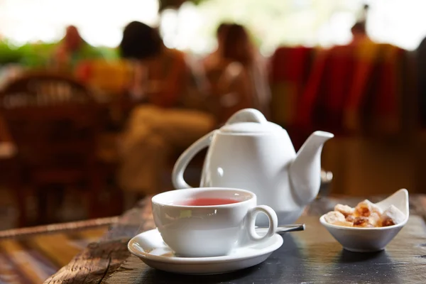 Weiße Teekanne mit Teetasse, Untertasse und Teelöffel — Stockfoto