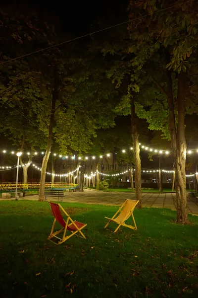 Las sillas afuera en el jardín por la noche —  Fotos de Stock