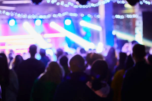 Music Concert background blur. Blurred People dancing with original bokeh lights in background - Defocused image for an artistic touch of disco club - Concept of nightlife with music and entertainment — Stock Photo, Image