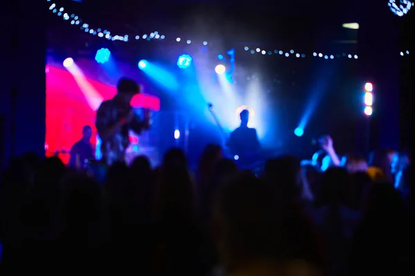 Music Concert background blur. Blurred People dancing with original bokeh lights in background - Defocused image for an artistic touch of disco club - Concept of nightlife with music and entertainment — Stock Photo, Image