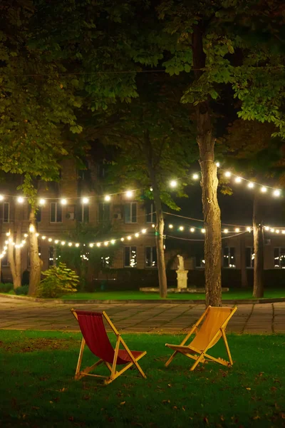 夜晚花园外面的椅子 — 图库照片
