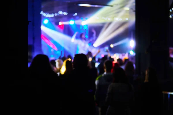 Music Concert background blur. Blurred People dancing with original bokeh lights in background - Defocused image for an artistic touch of disco club - Concept of nightlife with music and entertainment — Stock Photo, Image