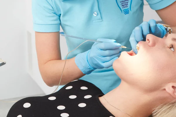 Dentista curando a una paciente femenina. Dof poco profundo. — Foto de Stock