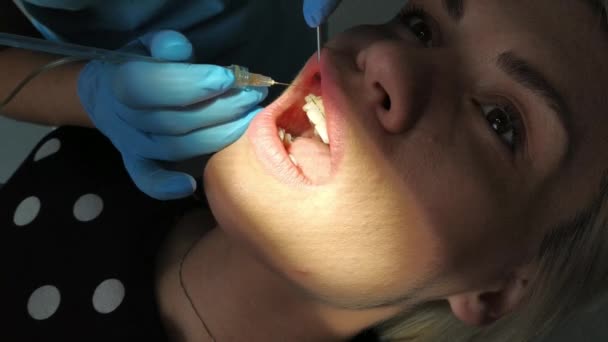 Dentista che dà anestesia al suo paziente in un ritratto ravvicinato — Video Stock