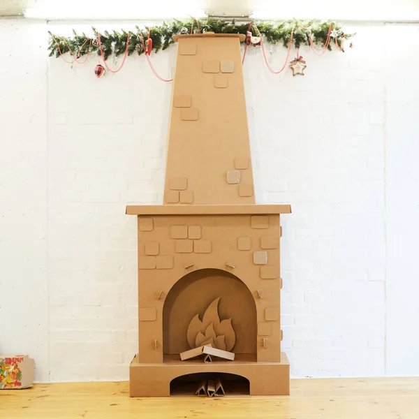 Tekturowe dekoracje domu Bożego Narodzenia z drzewa, prezenty i kominek. — Zdjęcie stockowe