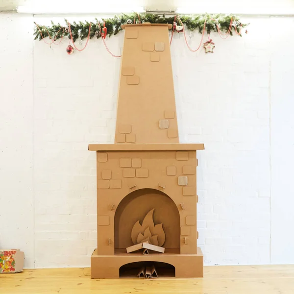 Decoración del hogar de Navidad de cartón con árbol, regalos y chimenea. — Foto de Stock