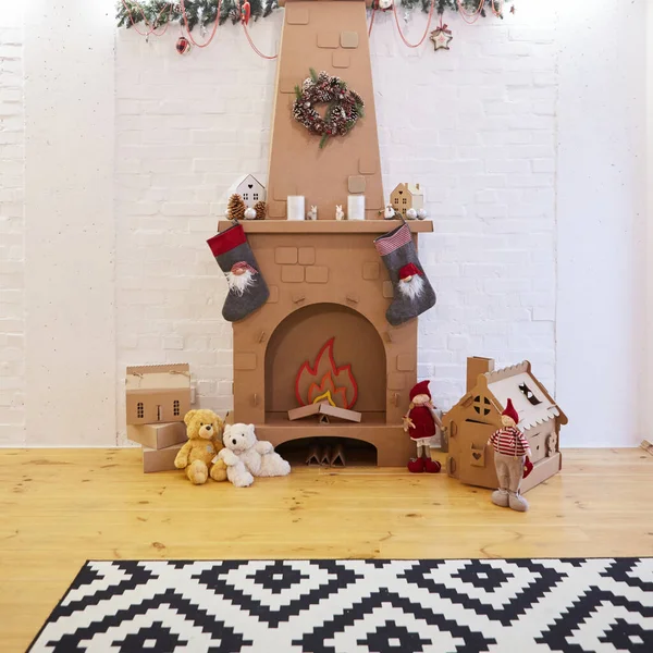 Decoración del hogar de Navidad de cartón con árbol, regalos y chimenea. — Foto de Stock