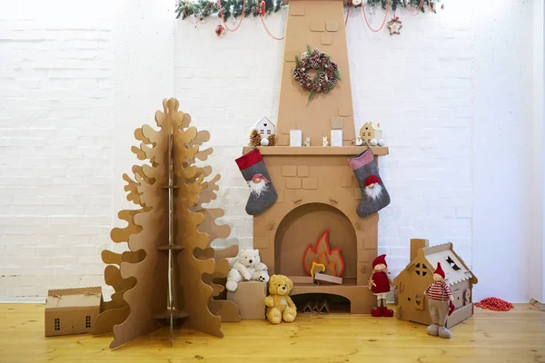 Decoración del hogar de Navidad de cartón con árbol, regalos y chimenea. — Foto de Stock