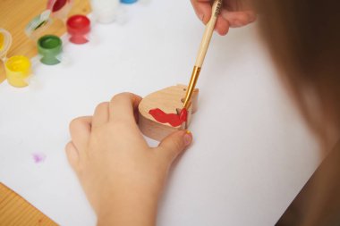 Odada resim yapan sevimli küçük kız. Çocuklar için kapalı mekan aktiviteleri için fikir. Sığ dof