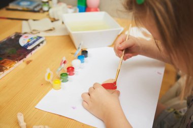 Odada resim yapan sevimli küçük kız. Çocuklar için kapalı mekan aktiviteleri için fikir. Sığ dof