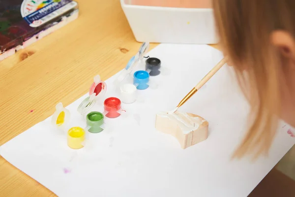 Peinture d'enfant. Bonne fille d'âge préscolaire tenant une peinture au pinceau avec de la peinture. Faites-le vous-même projet avec les enfants à la maison. Dof peu profond — Photo