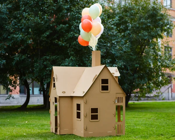 Cardboard playhouse in the backyard for kids. Eco concept — Stock Photo, Image