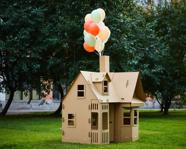 Casa de juegos de cartón en el patio trasero para niños. Concepto ecológico —  Fotos de Stock