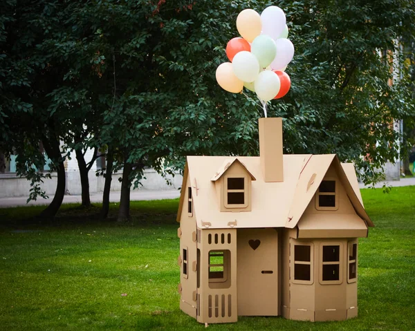 Playhouse de papelão no quintal para crianças. Conceito ecológico — Fotografia de Stock