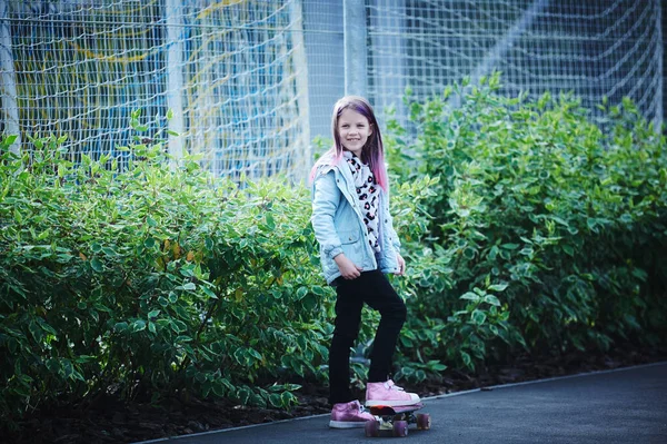 Dvě krásné malé sestry baví společně učí skateboard venku — Stock fotografie