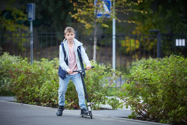El tipo en el salto en el patinete scooter — Foto de Stock