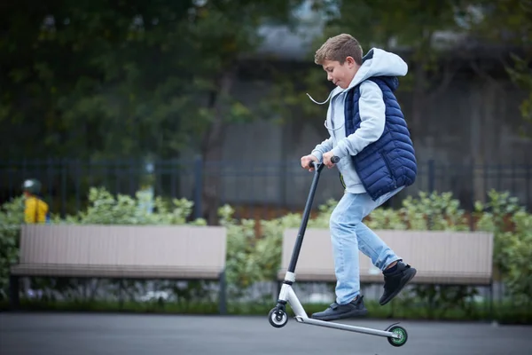 O tipo do salto na scooter do pontapé — Fotografia de Stock