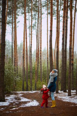 Genç anne bir kış günü bebeğiyle oynar.