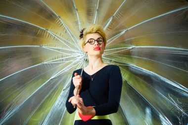 Şemsiyeli palyaço. Sağlık ve eğlence kavramı.